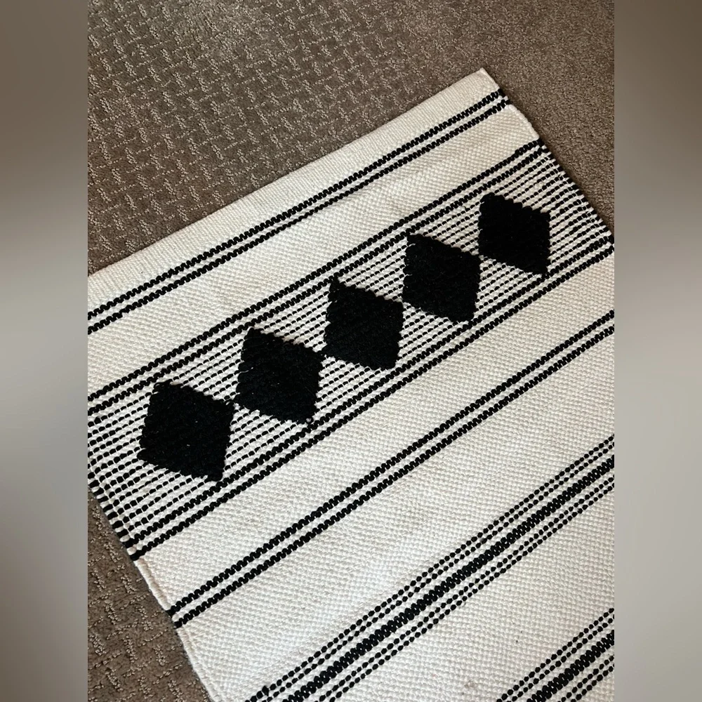 Caravan woven black and white rug